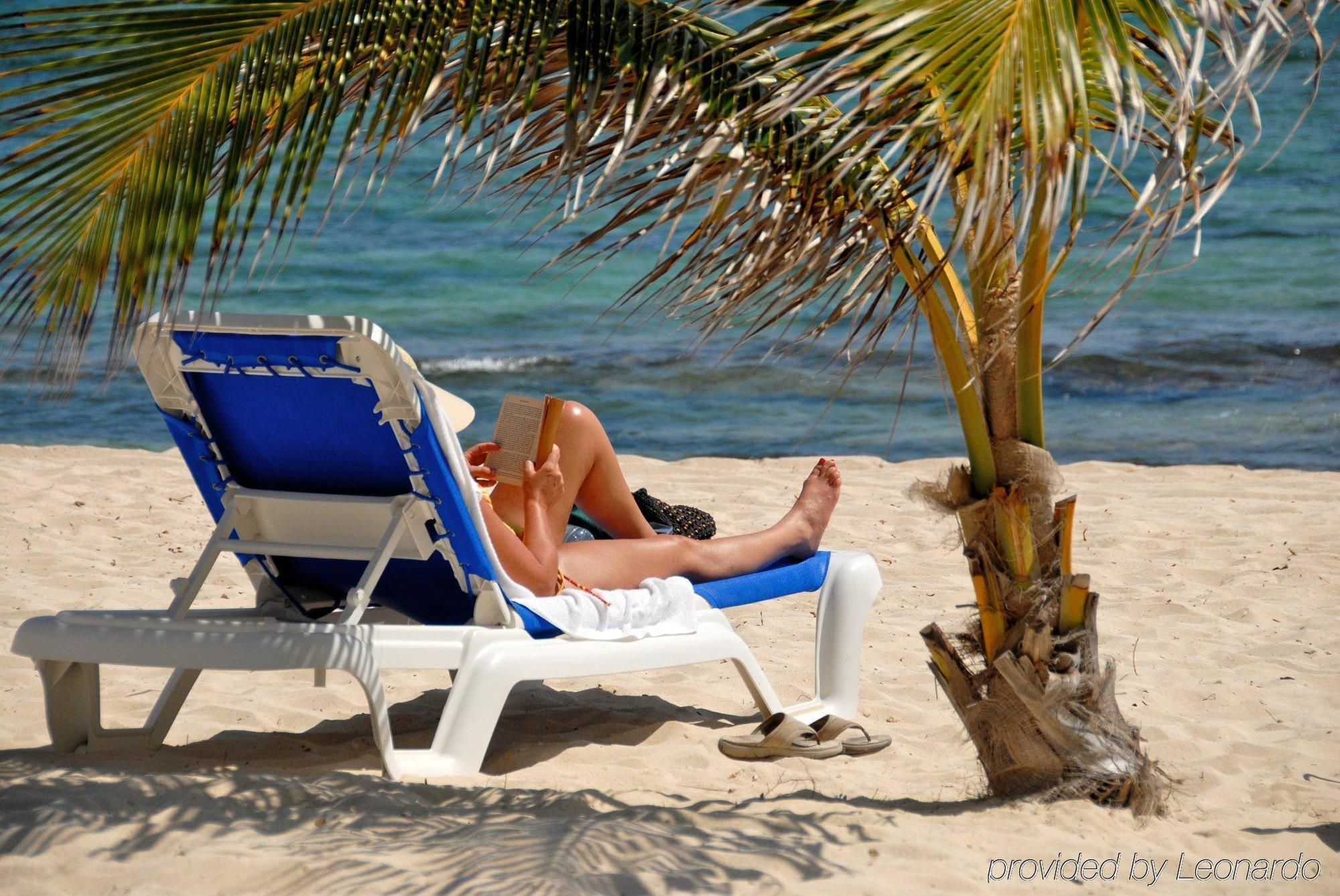 Resort Castaways Cayman 4*